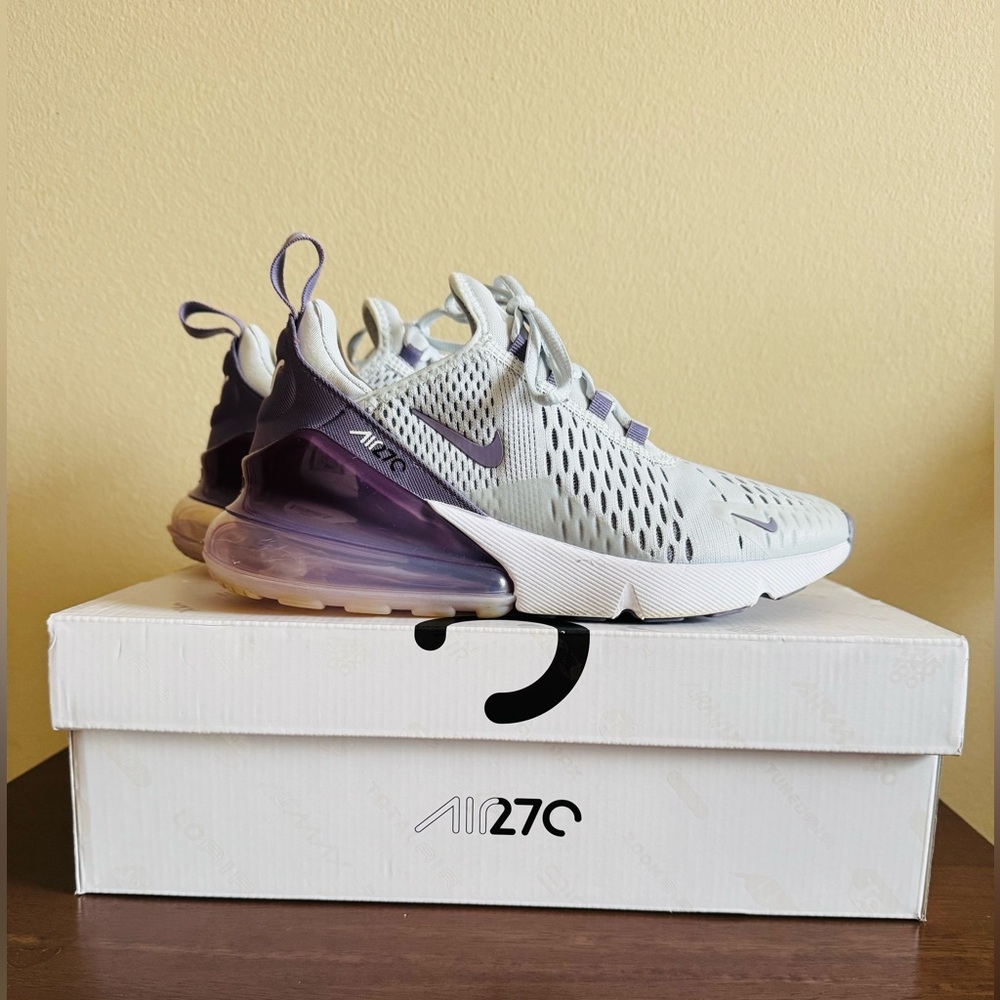 Nike Air Max 270- Like New
Original box
White/Lilac